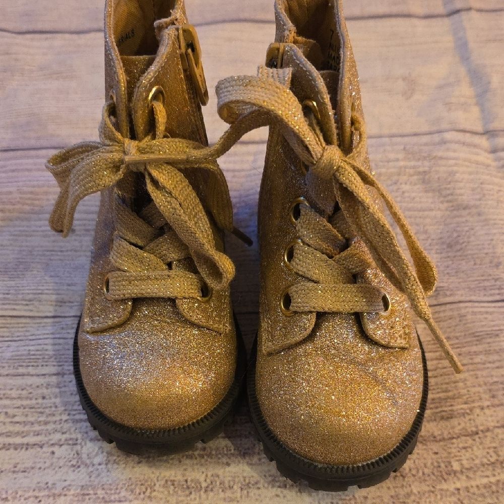 Target Gold Ankle Boots with Lace-Up Closure and Rubber Sole - Picture 4 of 5
